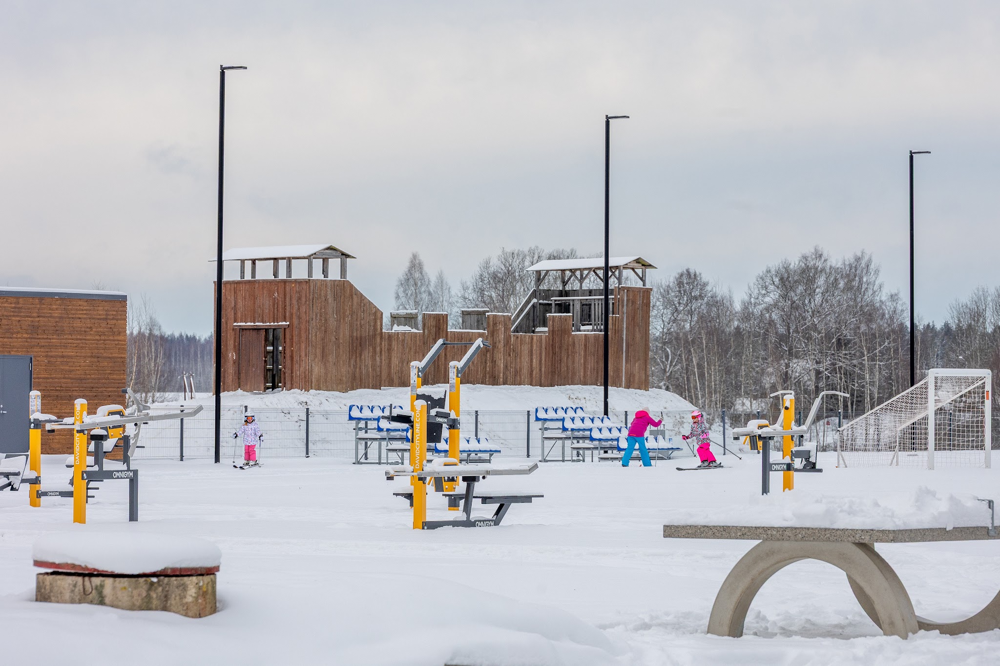 Parksepa kooli eelmise aasta sügisel valminud staadionil on sisse aetud lühem suusarada. Uue staadioni pidulik avamine on planeeritud kevade alguseks, mil saab nautida kõiki hüvesid, mida staadion pakub. Foto: AIGAR NAGEL